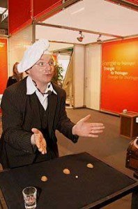 Der Hütchenspieler beim Nussschalenspiel bei der Firma EON-Energie.